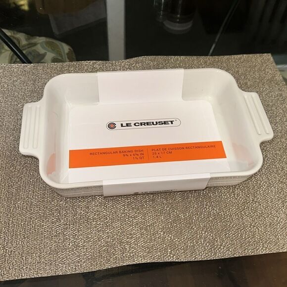 LE CREUSET White Glossy Stoneware 9 3/4 x 6 5/8 in 1.5 QT Rectangular Baking Pan - Picture 2 of 10